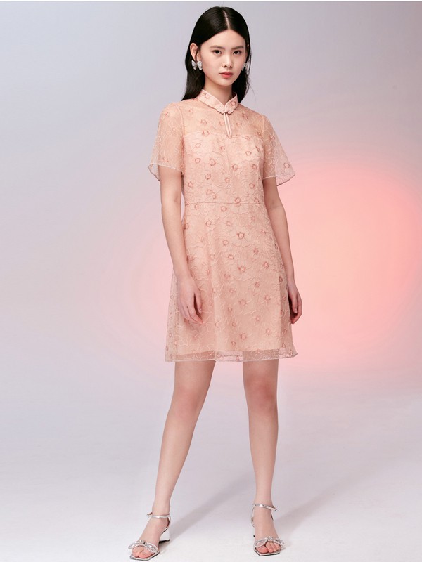 夏季粉色连衣裙怎么挑选 怎么穿更有韵味