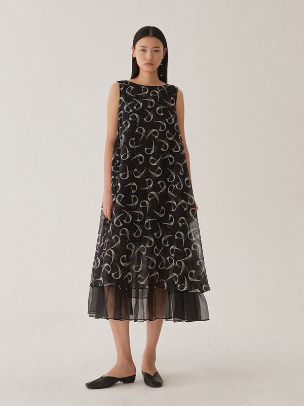 无袖连衣裙怎么穿 什么领子的连衣裙更显瘦