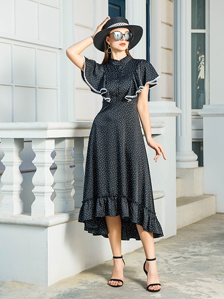 夏天什么颜色穿起来更气质 小黑裙可以吗