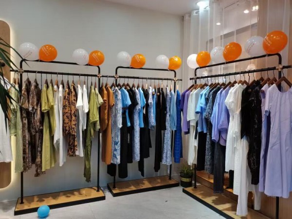 热烈祝贺子容广西百色新店盛大开业!祝生意兴隆!客似云来!