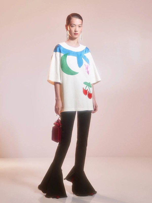 喇叭裤适合搭配什么款式的上衣 白色上衣适合吗