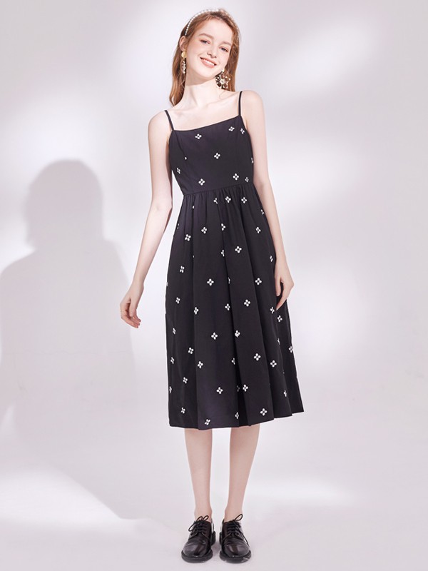 夏天的小裙子要怎么选择  黑色的连衣裙很适合夏天