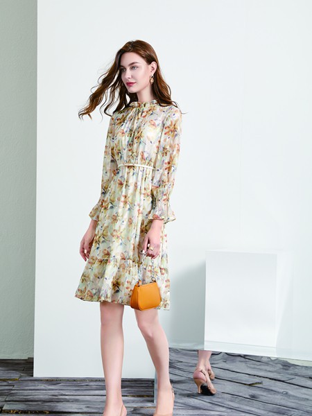 碎花连衣裙适合搭配西装外套吗 什么款式更时尚