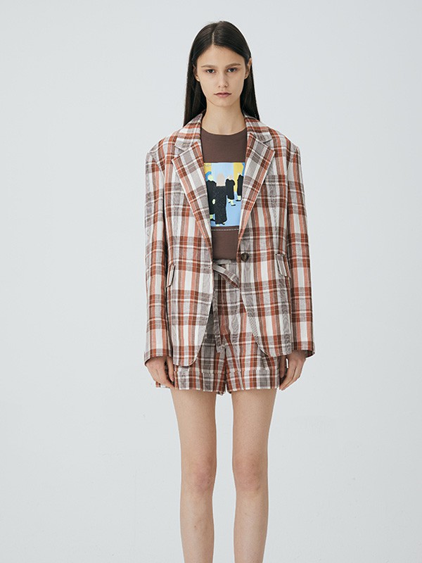 女生格子系列的服装怎么穿搭 什么款式更加帅气