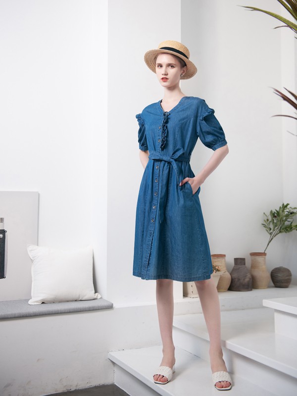 夏天牛仔半身裙搭配什么上衣好看 夏天穿牛仔裙会热吗