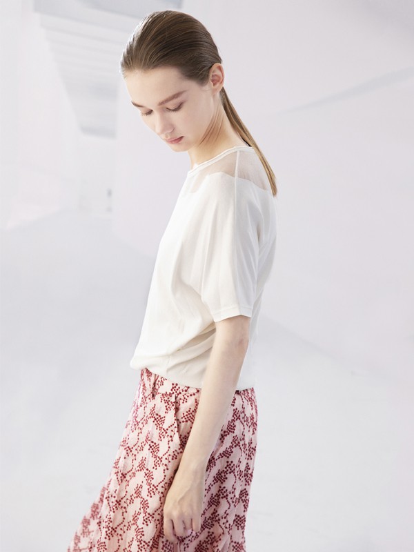 夏天穿红色会好看吗 红色的半身裙搭配什么上衣