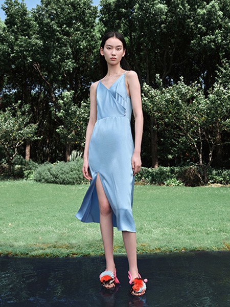 吊带连衣裙如何搭配 印花&纯色哪款更好看