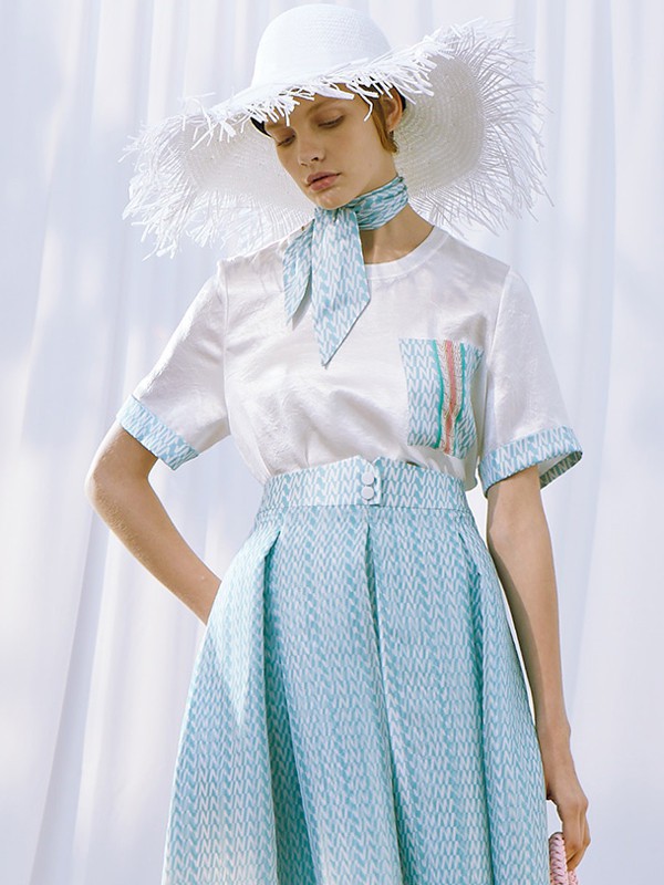 蓝色的服装可以穿出怎么样的气质 半身裙怎么搭配