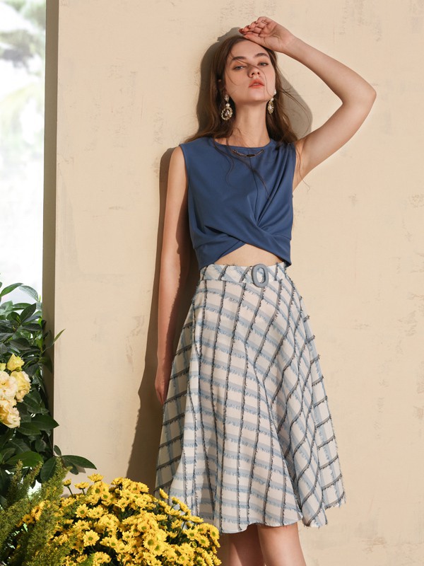 格子半身裙配什么上衣好看 什么颜色更时尚