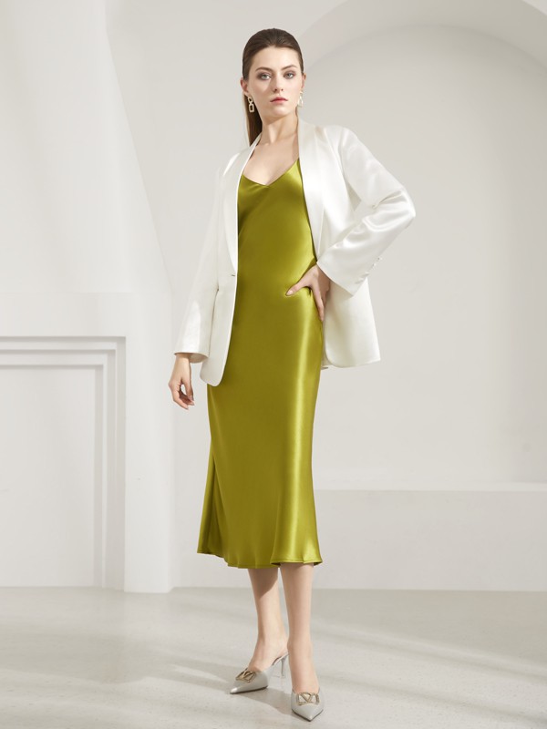 绿色吊带裙适合搭配什么颜色的外套