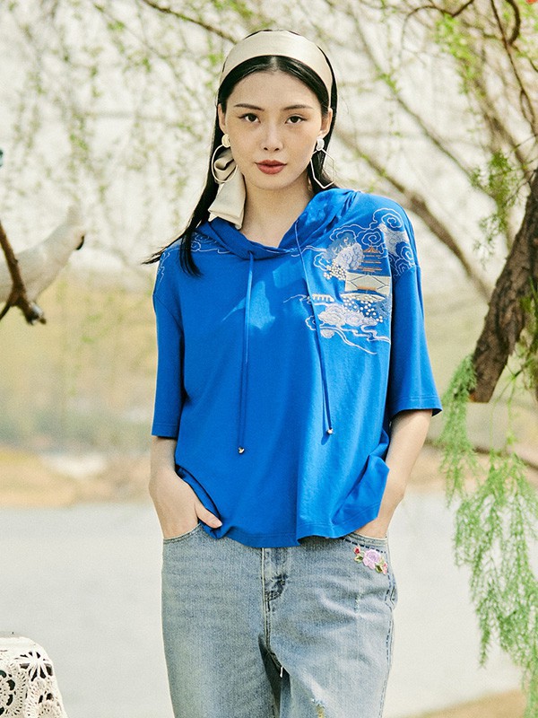 夏天牛仔裤适合搭配什么颜色的卫衣 蓝色卫衣可以吗