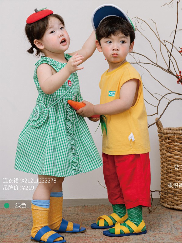 带孩子出游适合穿什么衣服? 鲜艳色彩的搭配更适合夏天