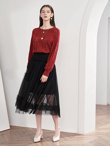 红色上衣搭配黑色纱裙好看吗 适合夏季穿吗