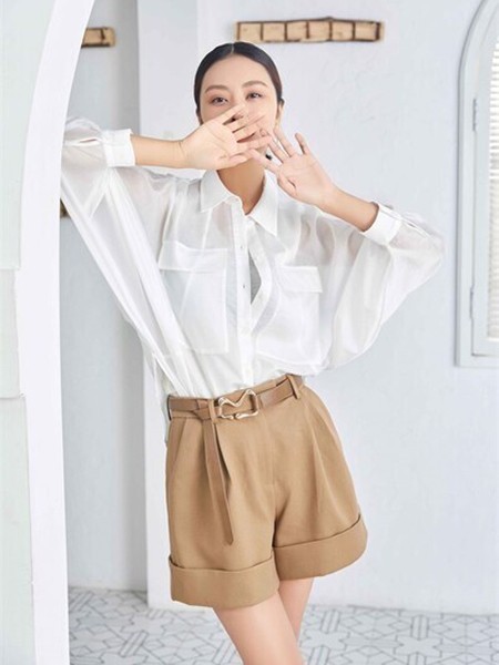 清爽的蓝色衬衫裙很适合职场 夏季职场女性的通勤穿搭