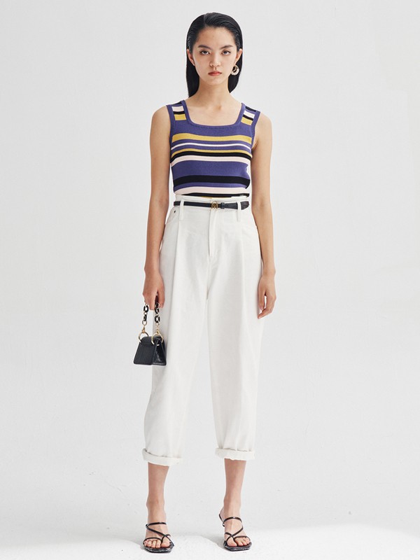 白色的牛仔裤要搭配什么样的上衣 夏天穿白色还是黑色?