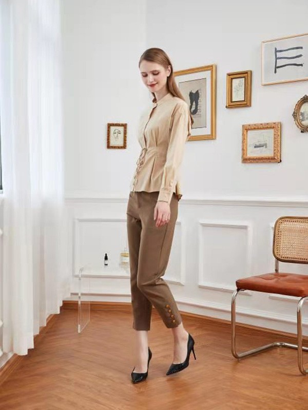 棕色裤子适合搭配什么颜色的上衣