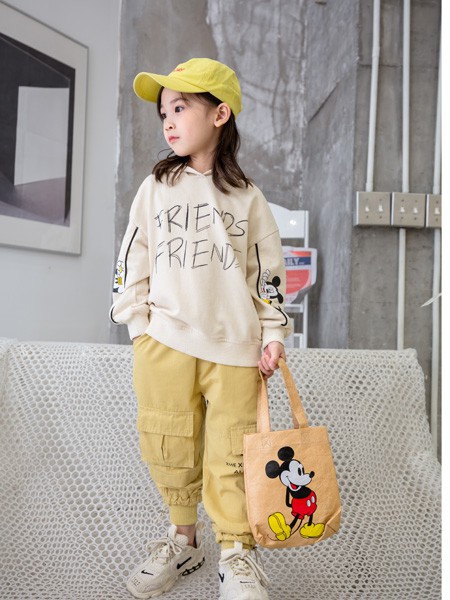 小女孩秋季一般穿什么衣服? 秋天穿卫衣好看吗?