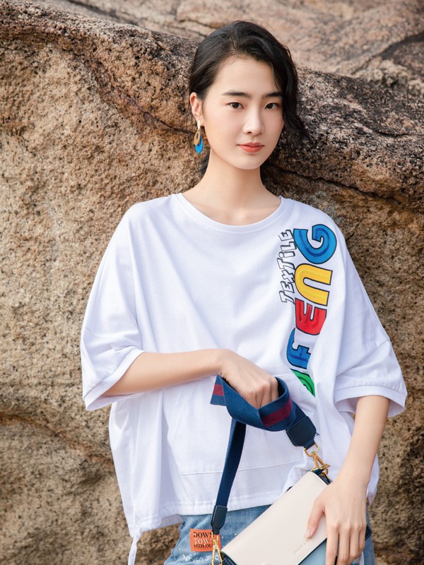 牛仔裤适合搭配什么样的上衣 印花上衣怎么样