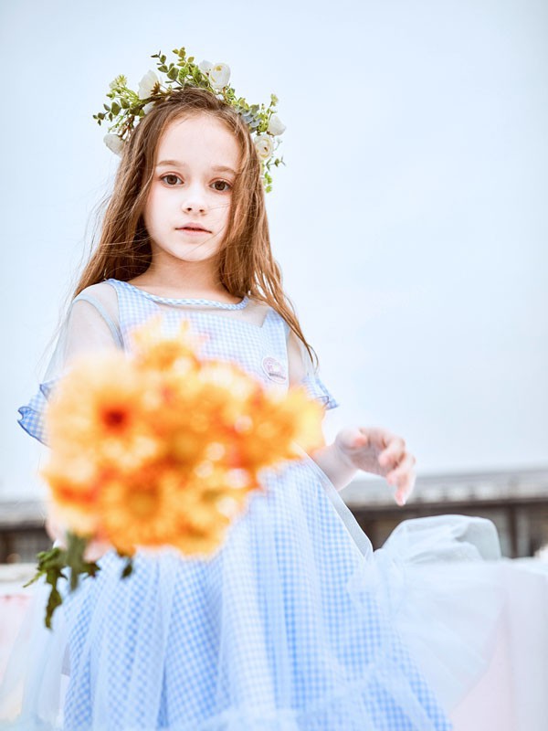 夏天小女孩穿裙子好还是裤子好? 蓝色格子长裙穿起来好看吗