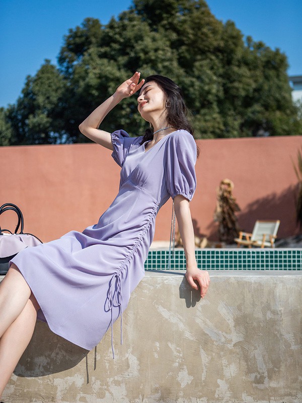 夏天穿纯色连衣裙太素怎么修饰更好看