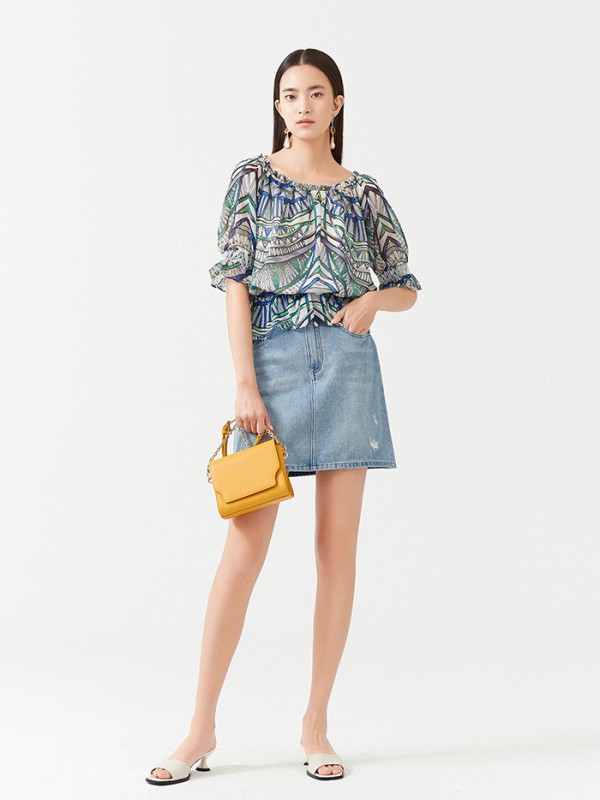 牛仔半身裙适合搭配什么上衣 搭配什么鞋子更减龄