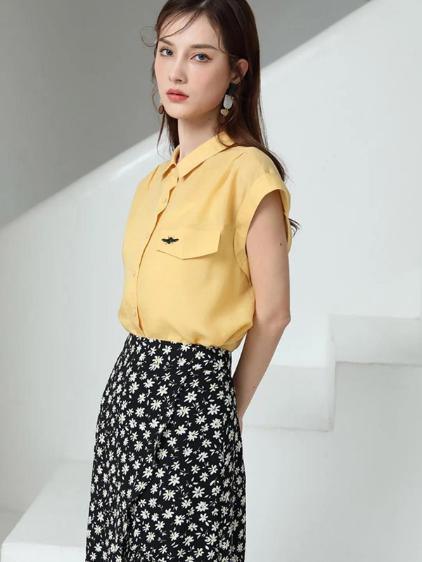 黄色衬衫适合搭配什么颜色的裙子 什么样的鞋子更好看