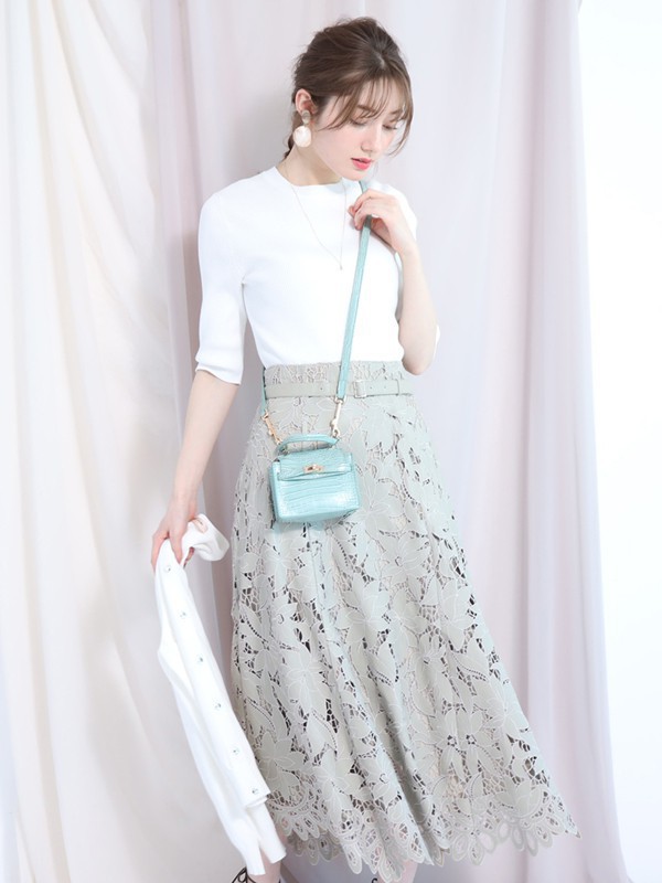 印花半身裙和蕾丝半身裙哪款更好看 上衣怎么挑选