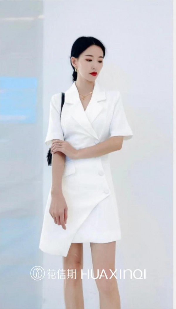 西装单调画风该换换了丨花信期