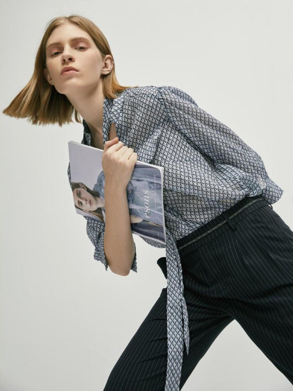 夏季黑色阔腿裤适合搭配什么样的上衣