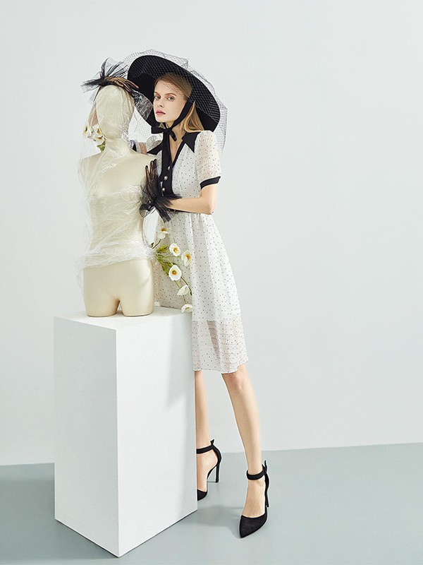 白色连衣裙适合穿什么颜色的鞋子 选择什么颜色的配饰好看