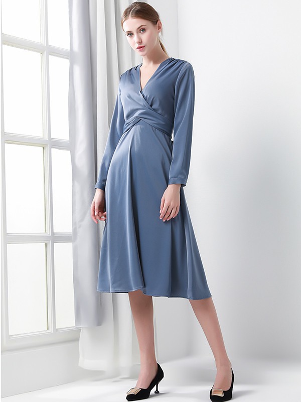 V领印花连衣裙性感吗 怎么搭配更显瘦