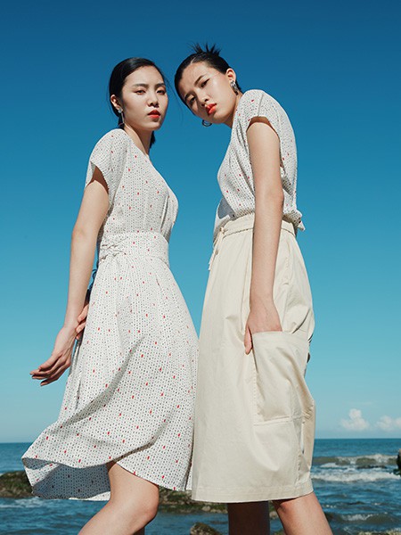 简单素雅的成熟女性搭配  职场女性都是如何搭配的?