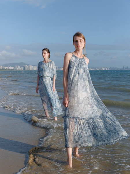 2021年新款吊带连衣裙你喜欢哪款 吊带连衣裙如何搭配