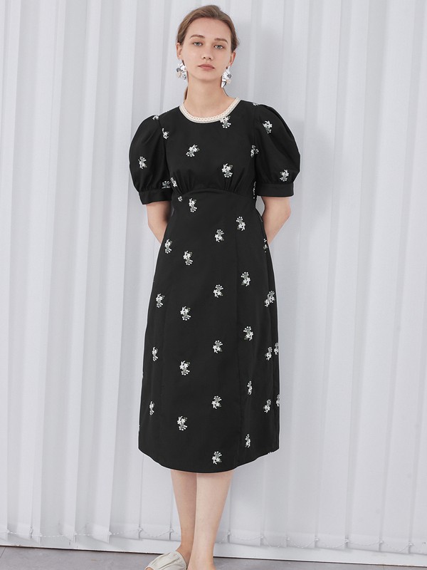 穿小黑裙显瘦吗?夏天穿什么版型的裙子更显高?