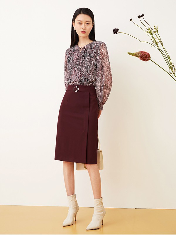 红色半身裙适合搭配什么颜色的上衣 什么款式更好看