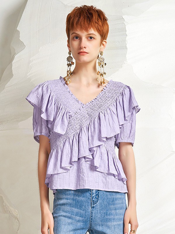 牛仔裤适合搭配什么颜色的雪纺上衣