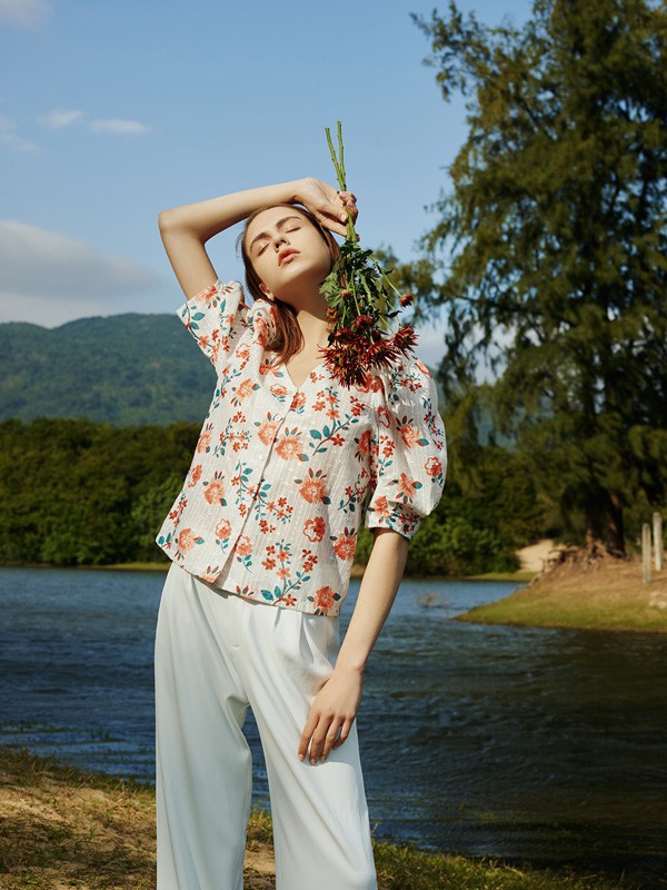夏天适合穿什么的衣服?碎花上衣&蓝色连衣裙