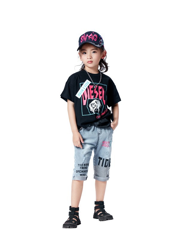 T恤如何打造出个性帅气感?小男孩T恤搭配什么裤子好看?