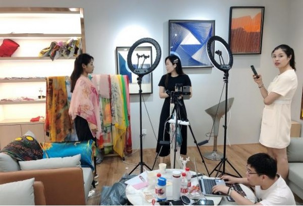 配饰行业首展 歌华展览上海帽子围巾手套展全国万里行启动—第一站义乌