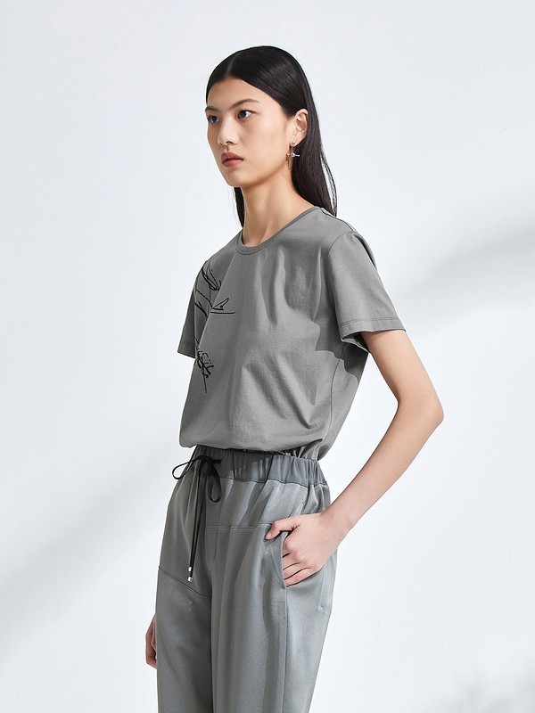 印花灰色T恤适合什么人穿 怎么搭配好看