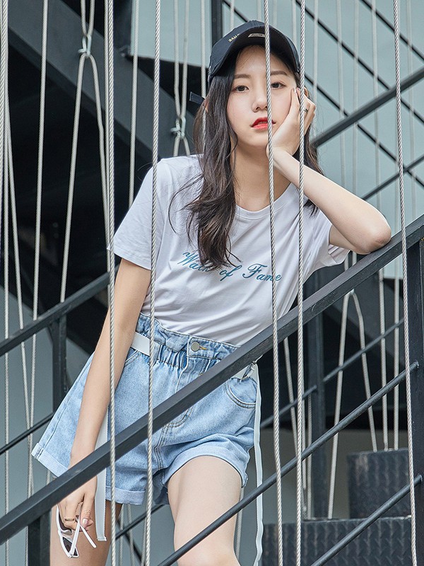 印花灰色T恤适合什么人穿 怎么搭配好看