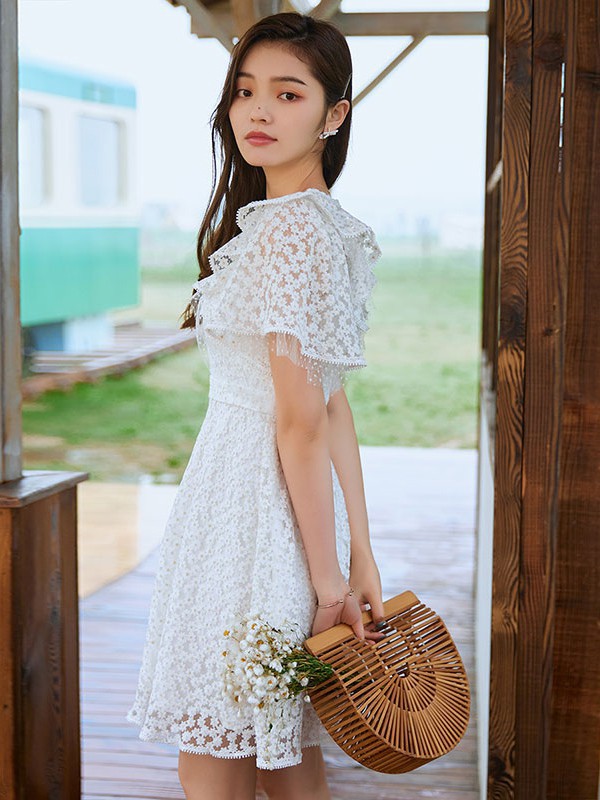 夏天白色蕾丝连衣裙适合穿什么鞋子 什么款式更淑女