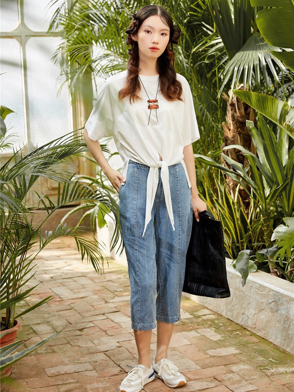 白色T恤适合搭配什么颜色的裤子 怎么穿更适合夏季