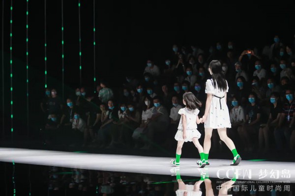 E.I一爱亲子时装 自由生长的艺术家