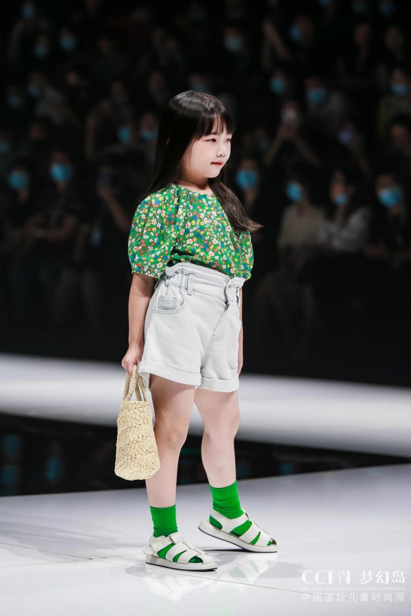 E.I一爱亲子时装 自由生长的艺术家