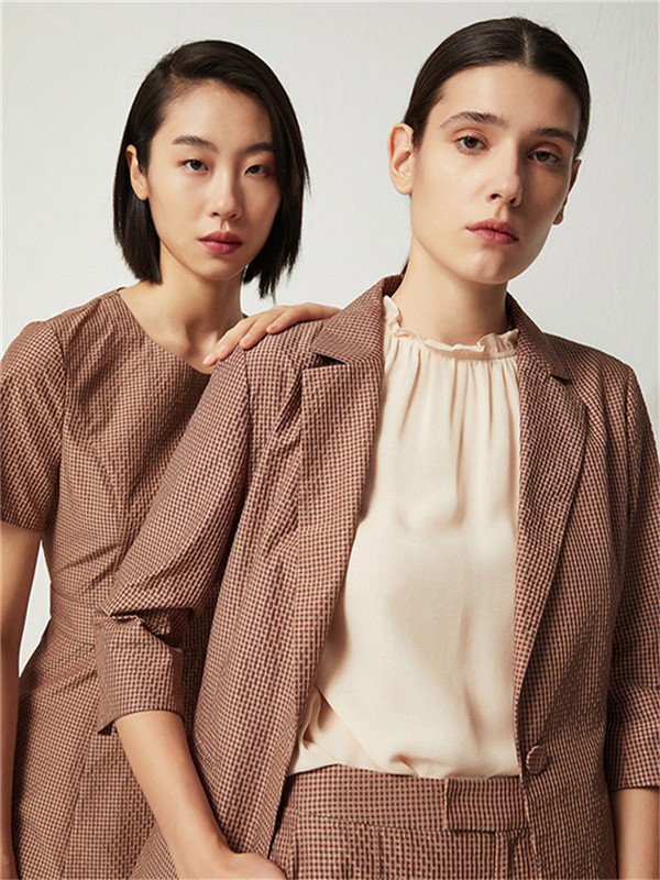 职场上如何穿着得体大方?