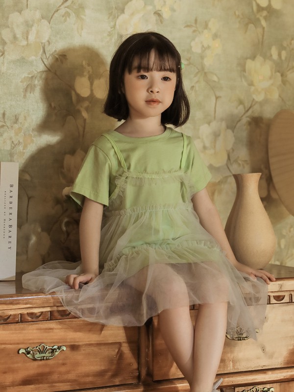 夏天小女孩适合穿什么颜色的裙子? 绿色的裙子要怎么搭配?