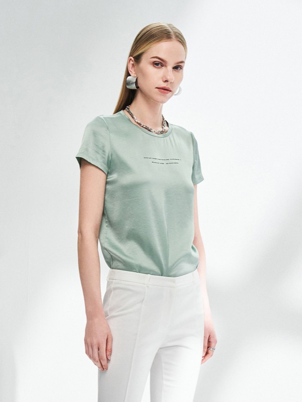 夏天绿色印花上衣适合搭配白色裤子吗