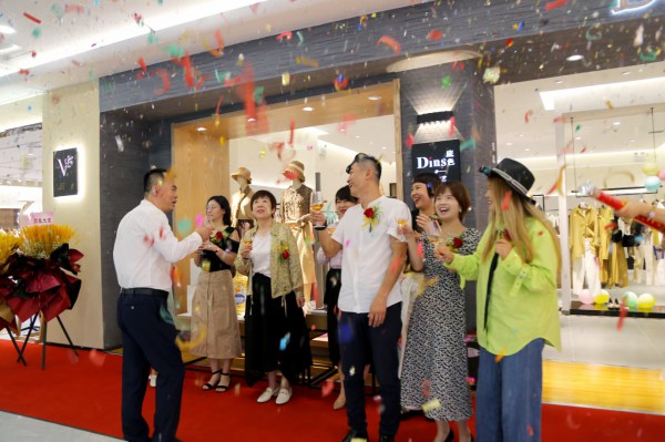 热烈庆祝底色女装西安王府井正式开业!