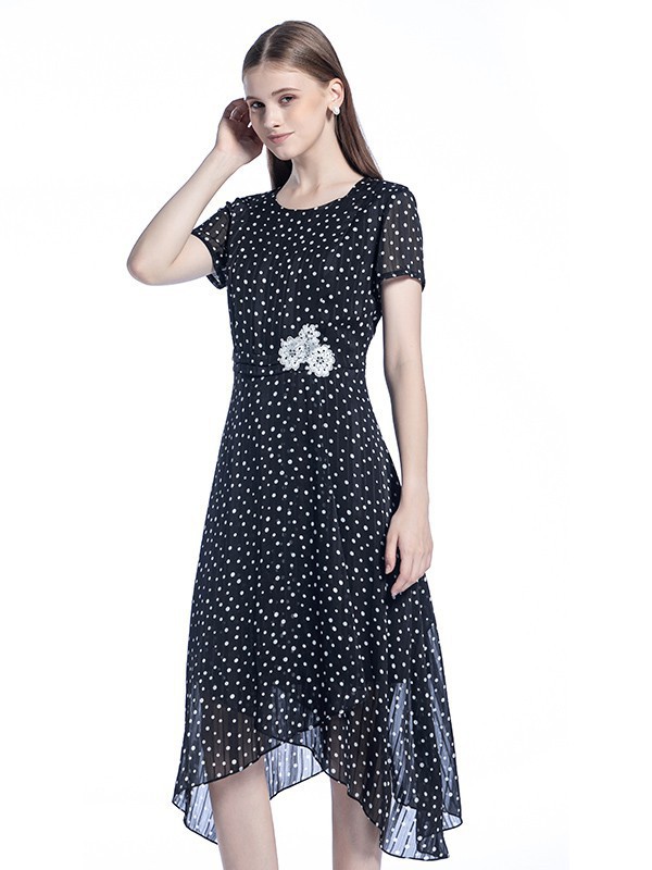 波点连衣裙怎么挑选 深色系适合夏季吗
